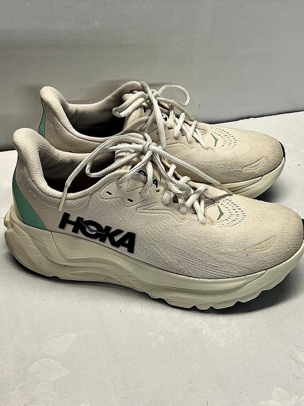 HOKA Arahi 6 Women's Athletic Shoes US 8.5 Cream Green